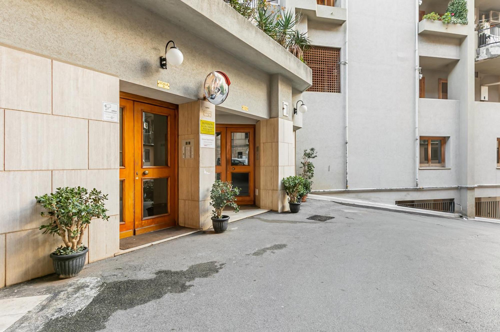 Palazzo Reale & Piazza Indipendenza Roomy Flat Палермо Екстериор снимка